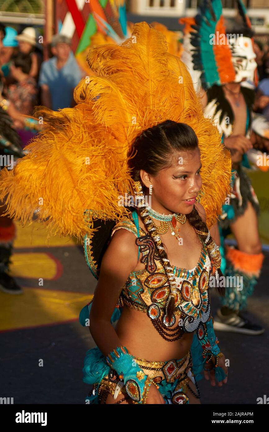 Femme membre d'un groupe de danse de Tobas en costume orné d'effectuer au carnaval annuel Andino con la Fuerza del Sol à Arica, Chili. Banque D'Images