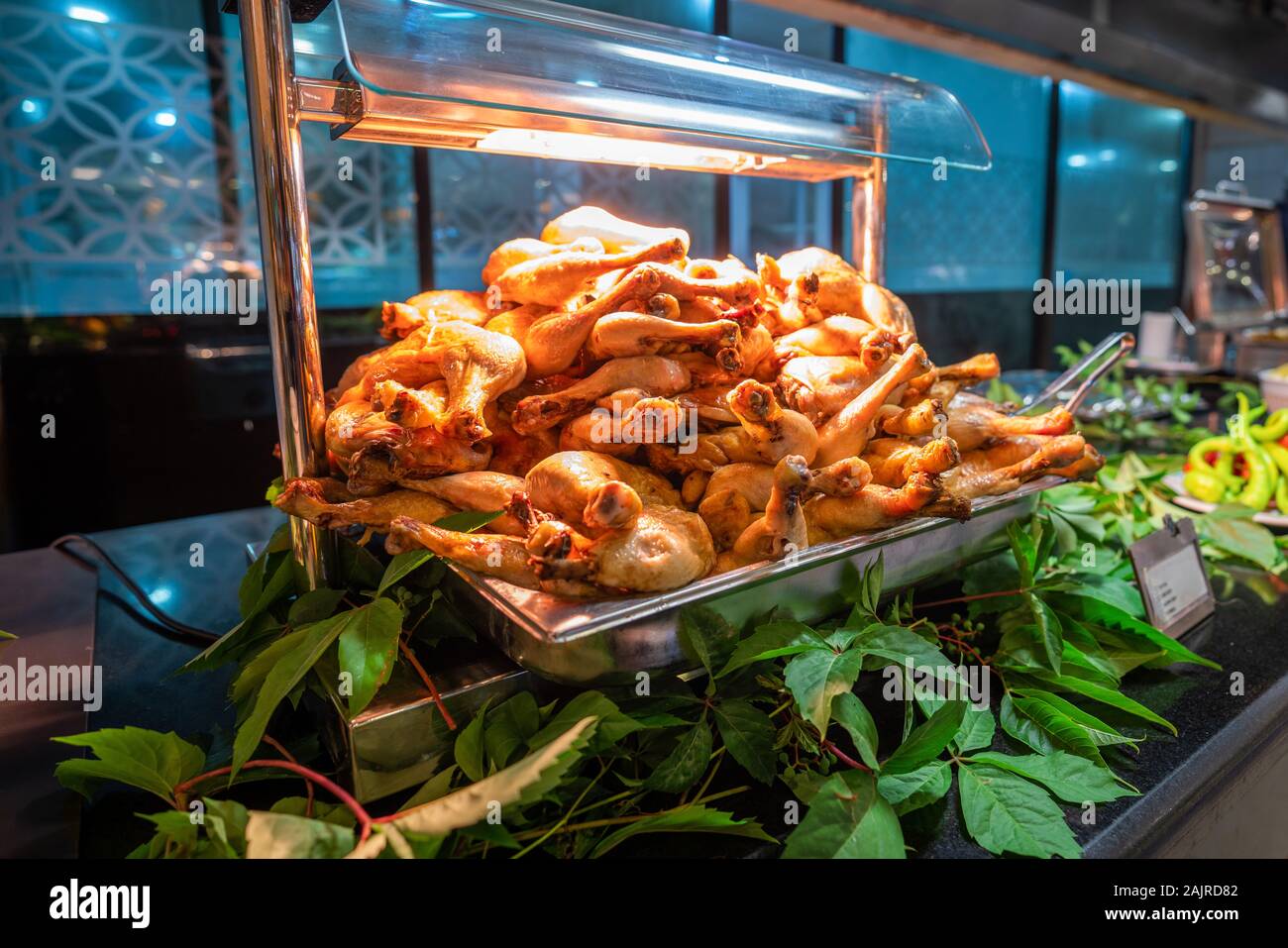 Un délicieux buffet de jambes de poulet grillé dans un restaurant ou hôtel. Banque D'Images