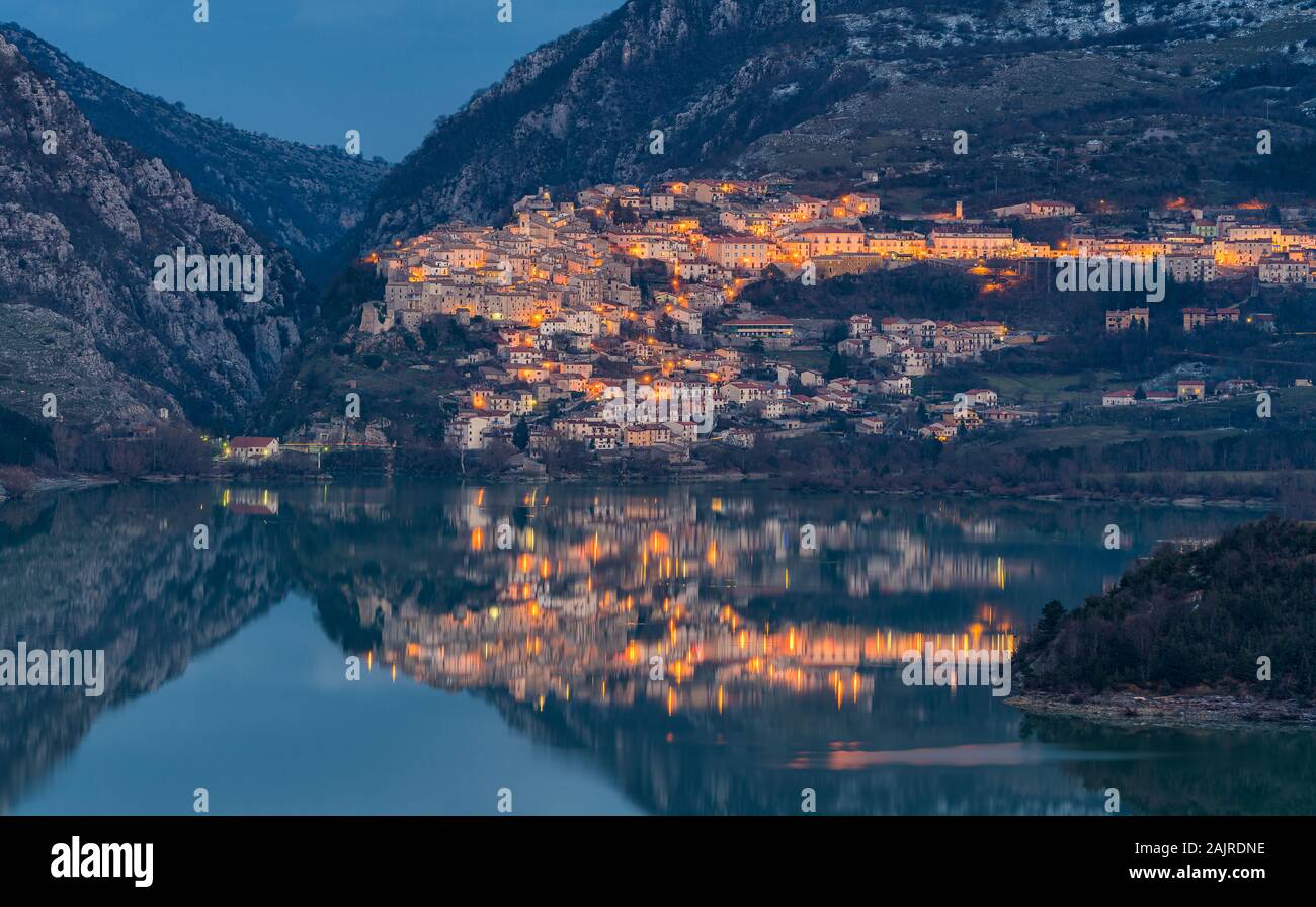 Vue panoramique en soirée sur Barrea et son lac, province de l'Aquila dans la région des Abruzzes en Italie. Banque D'Images