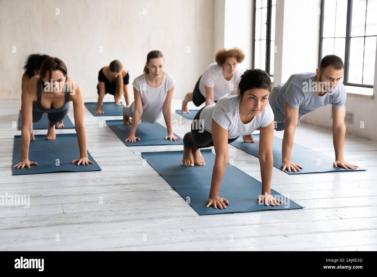 Diverses personnes faisant de l'exercice au cours de planches, la pratique du yoga Banque D'Images