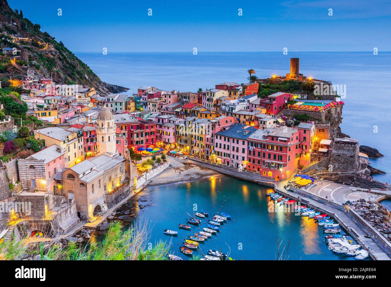 Vernazza village au crépuscule. Parc National des Cinque Terre, la Ligurie en Italie. Banque D'Images