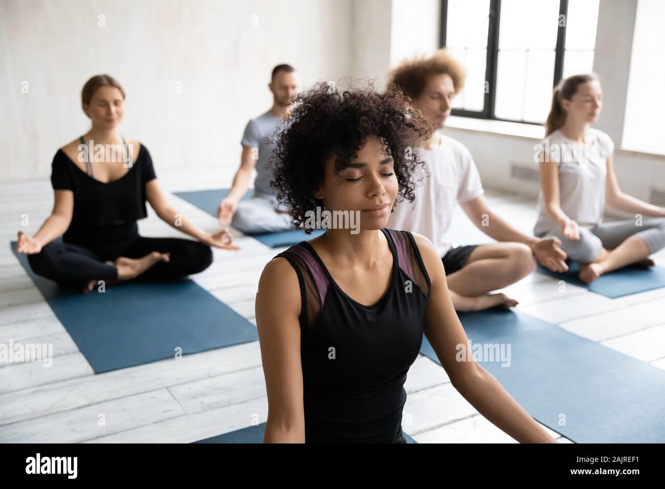 African American Woman practicing yoga, méditation, exercice Padmasana Banque D'Images