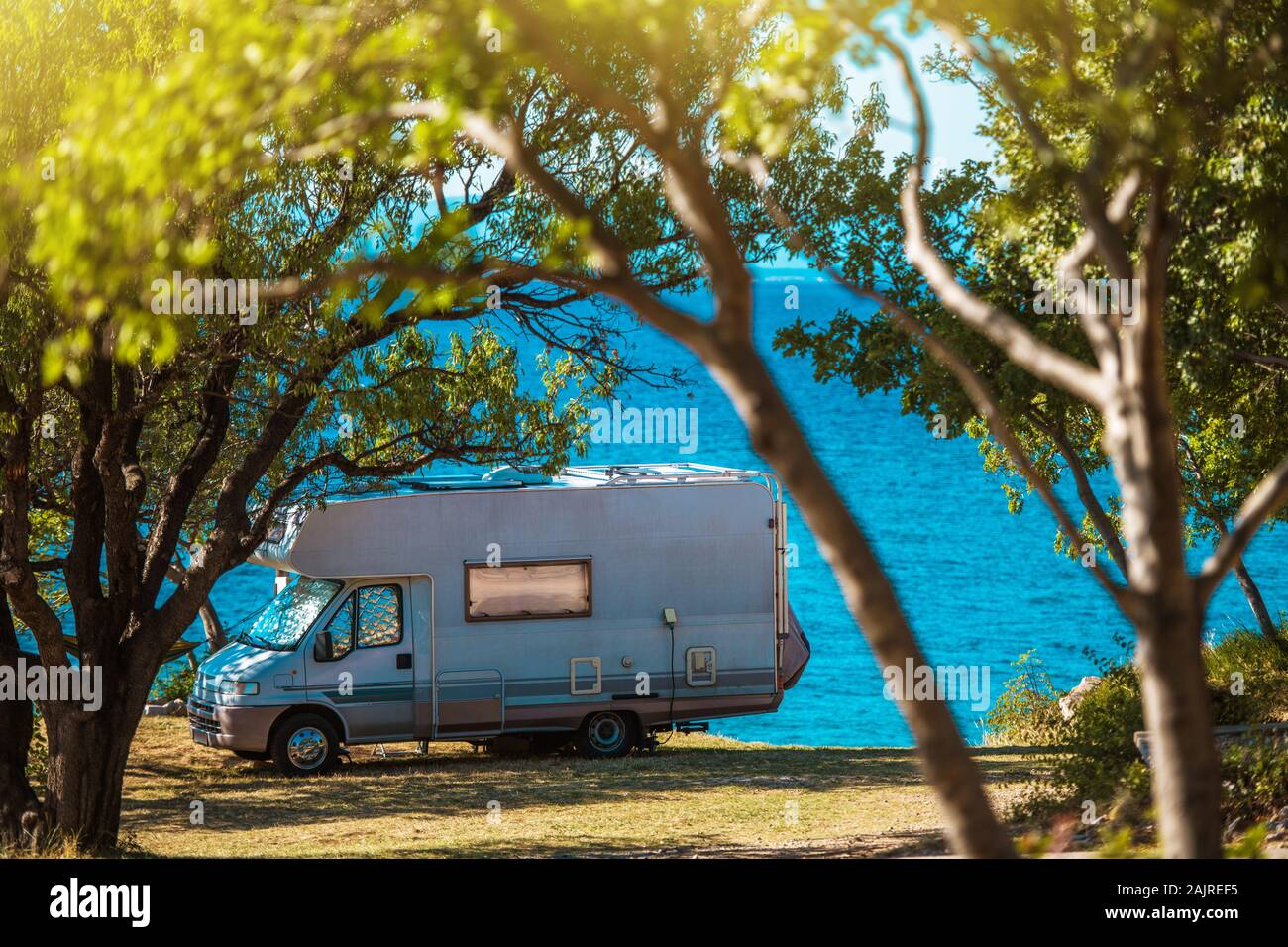 Front de Mer RV Camping Spot. Véhicules de loisirs d'été le camping-car Voyage. Paysage de Croatie. Banque D'Images
