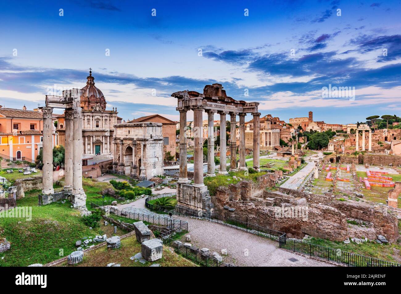 Rome, Italie. Ancien Forum romain au coucher du soleil. Banque D'Images