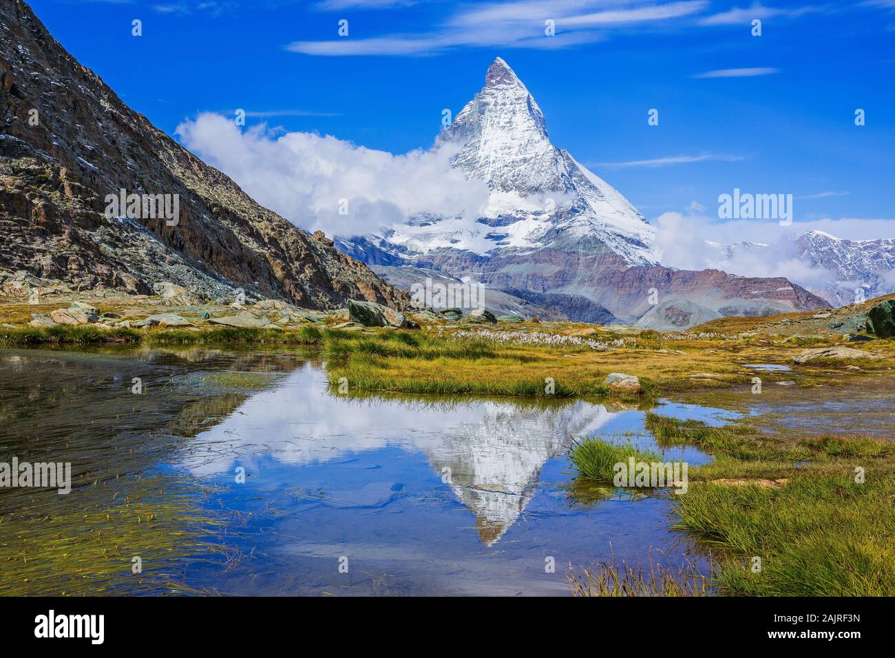 Zermatt, Suisse. Matterhorn peak reflété dans le lac Riffelsee, Canton du Valais. Banque D'Images