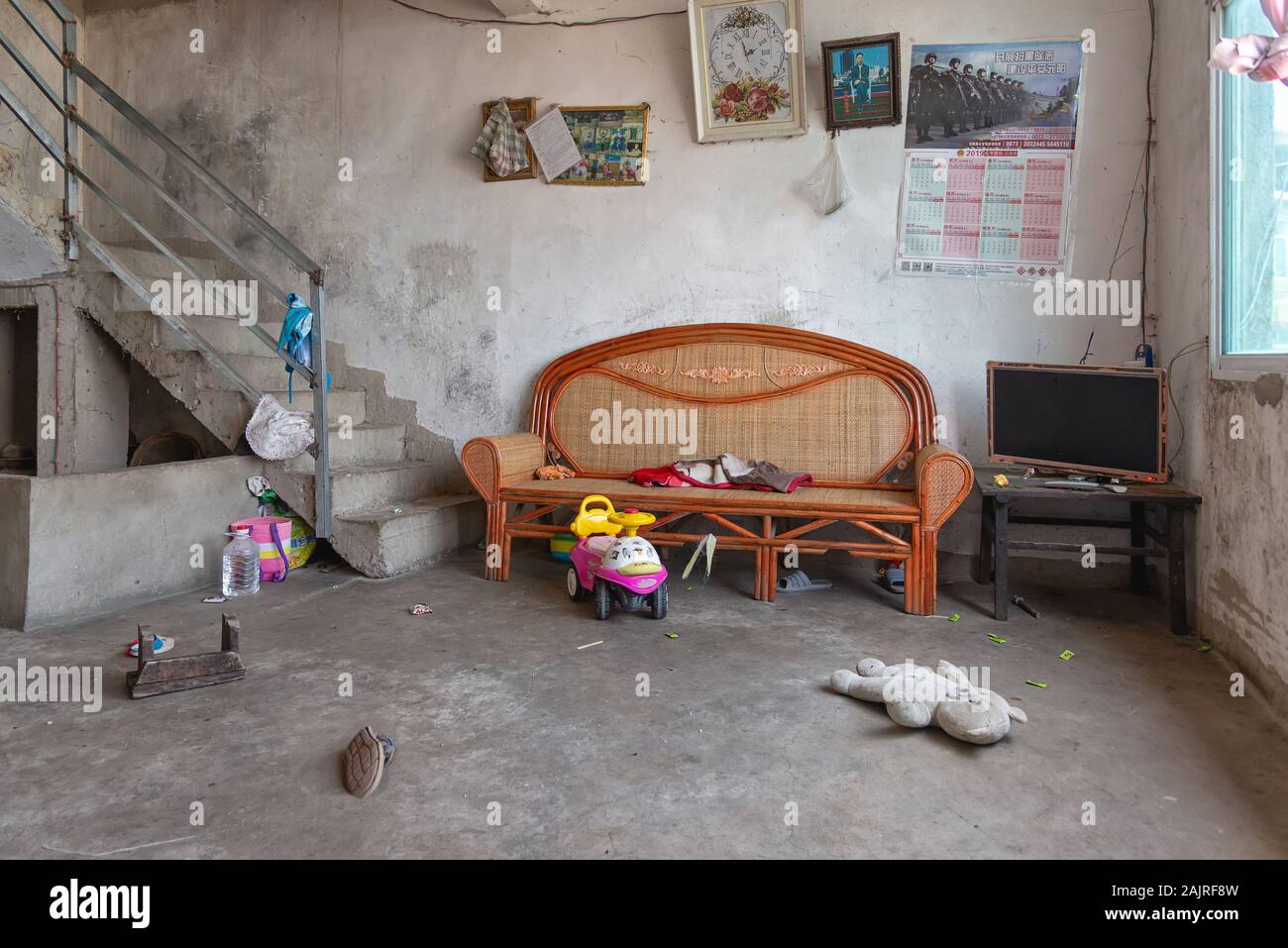Yuanyang, Chine - 23 Avril 2019 : l'intérieur de la maison d'une famille pauvre, dans la campagne du Yunnan Banque D'Images