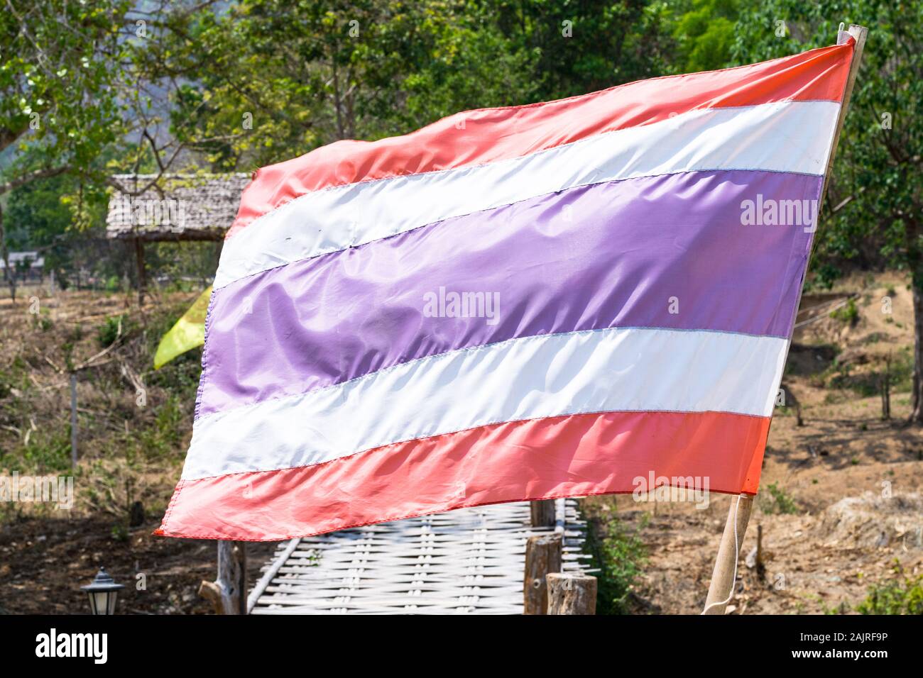 Drapeau de la Thaïlande sur le plus long pont de bois dans la région de Pai - Thaïlande Banque D'Images