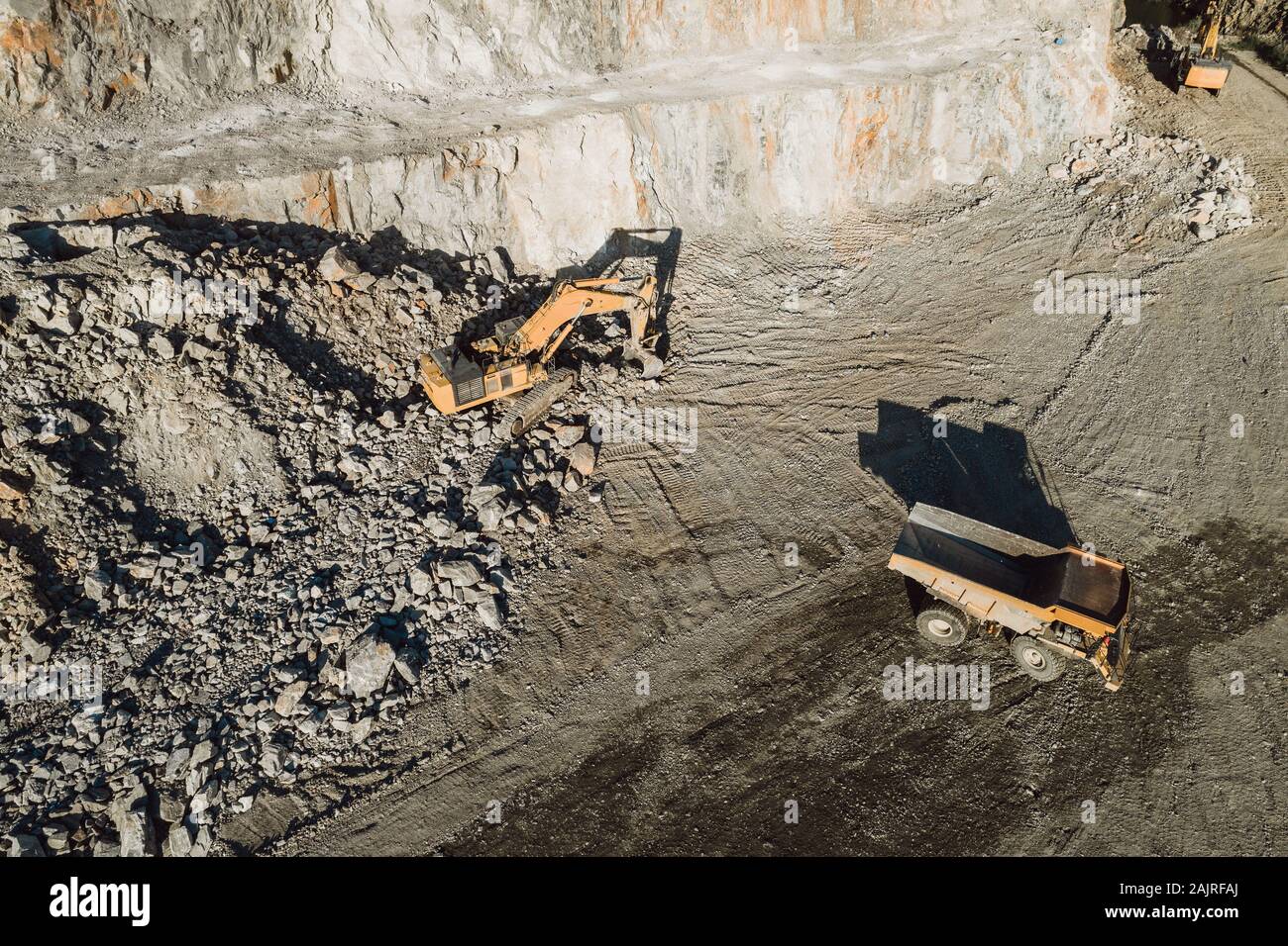 Machines minières travaillant sur des roches depuis une vue aérienne Banque D'Images