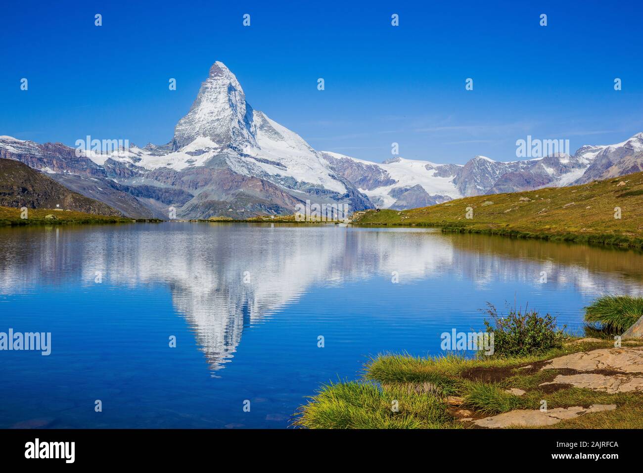Zermatt, Suisse. Matterhorn peak reflété dans le lac Stellisee, Canton du Valais. Banque D'Images