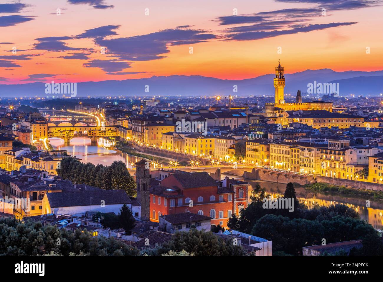 Florence, Italie. La Cathédrale et la coupole de Brunelleschi au coucher du soleil. Banque D'Images