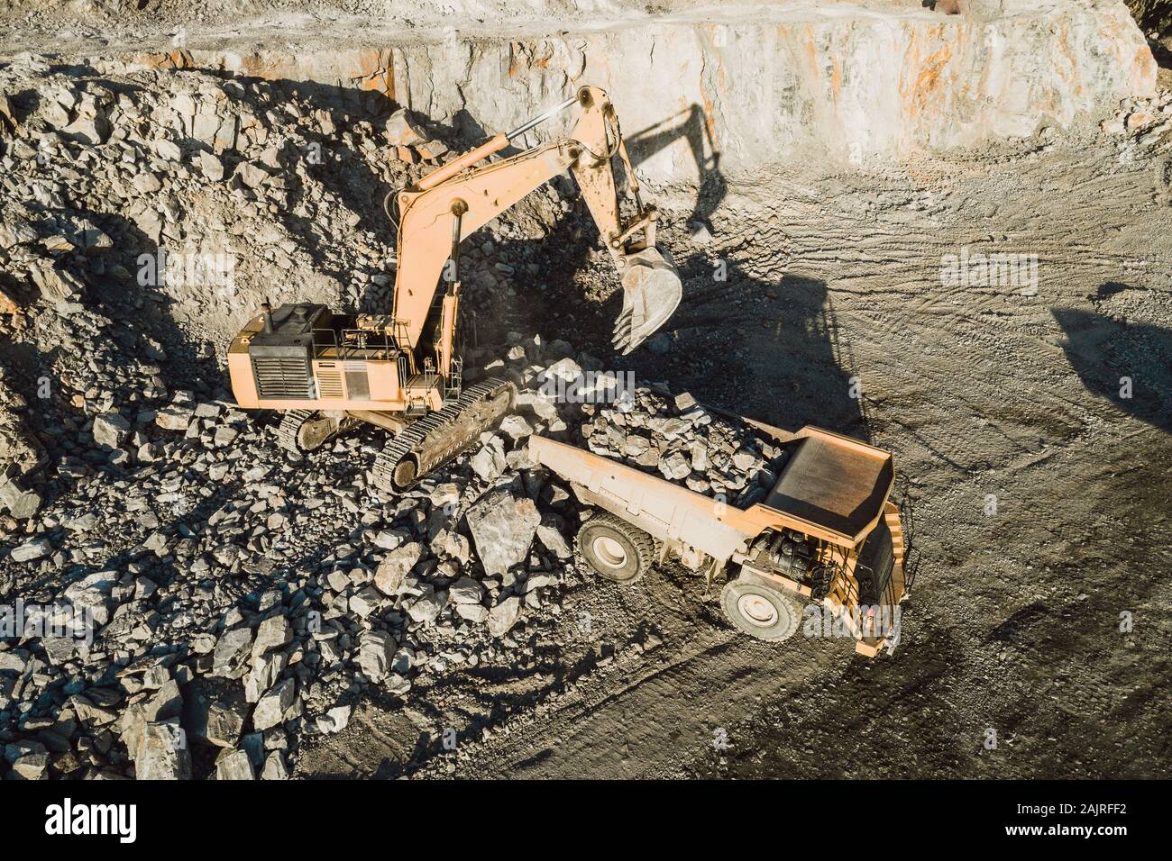 Machines minières travaillant sur des roches depuis une vue aérienne Banque D'Images