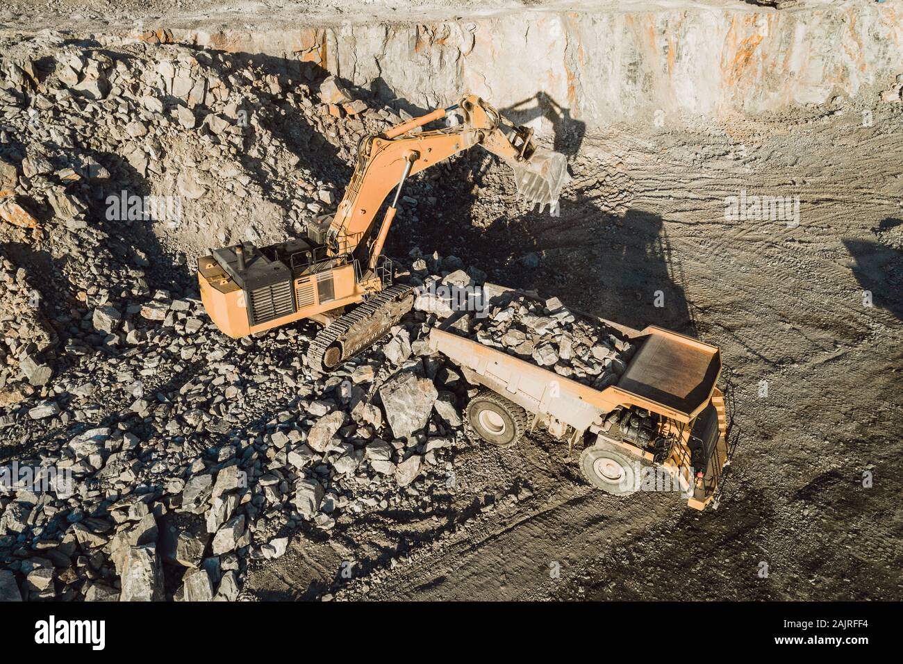 Machines minières travaillant sur des roches depuis une vue aérienne Banque D'Images