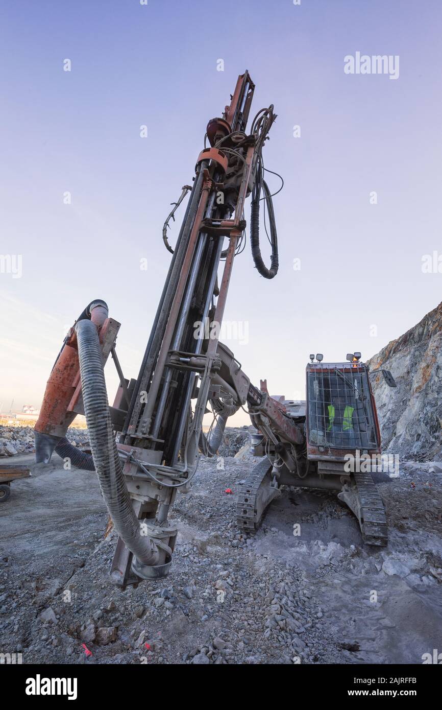 perceuse travaillant sur des roches Banque D'Images