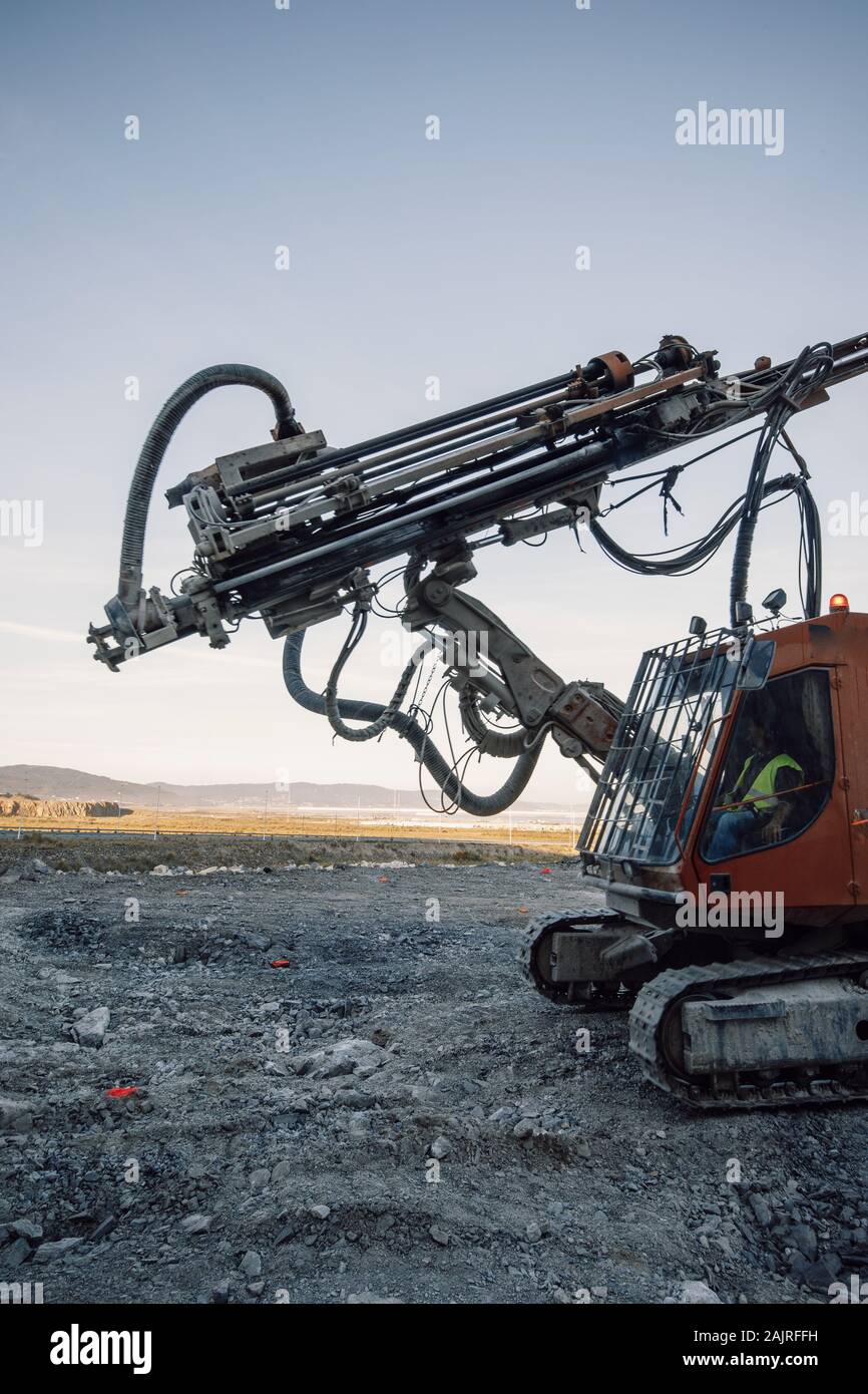 perceuse travaillant sur des roches Banque D'Images