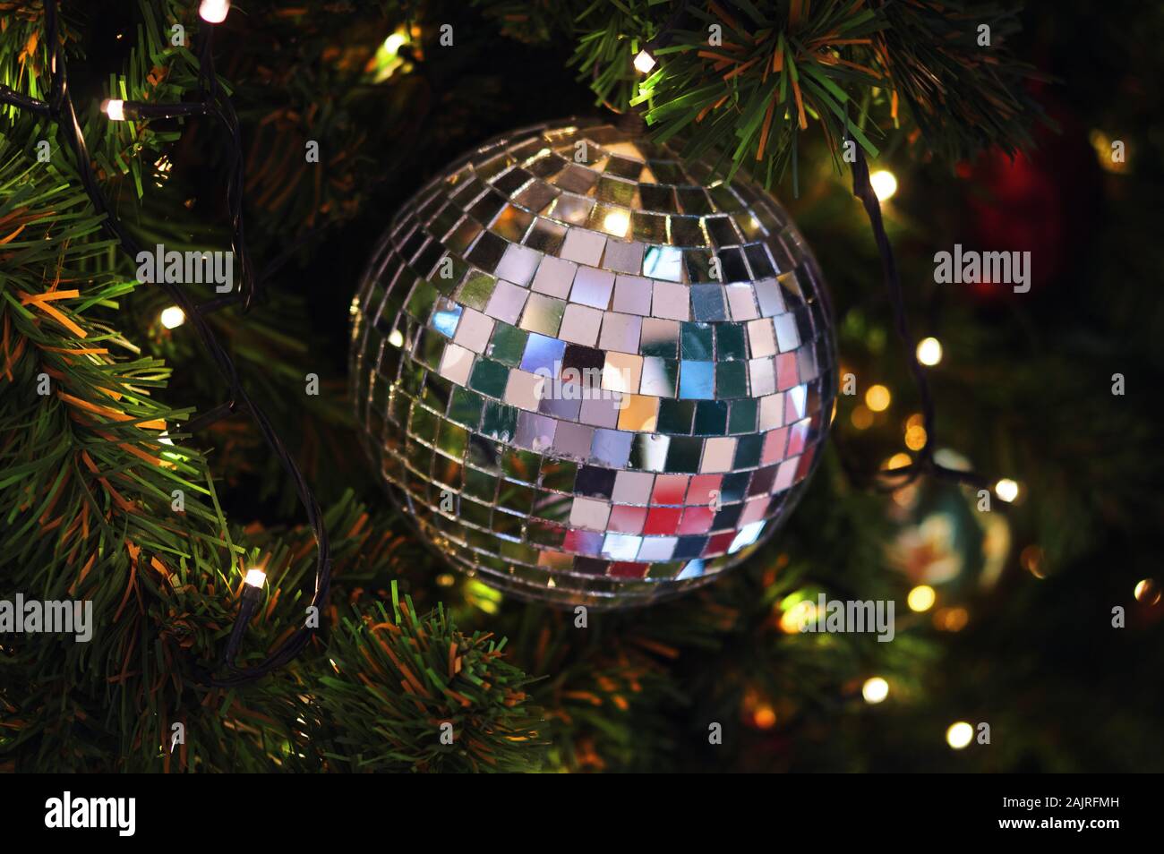 Vue rapprochée sur le bal disco décoré sur un arbre de Noël Banque D'Images