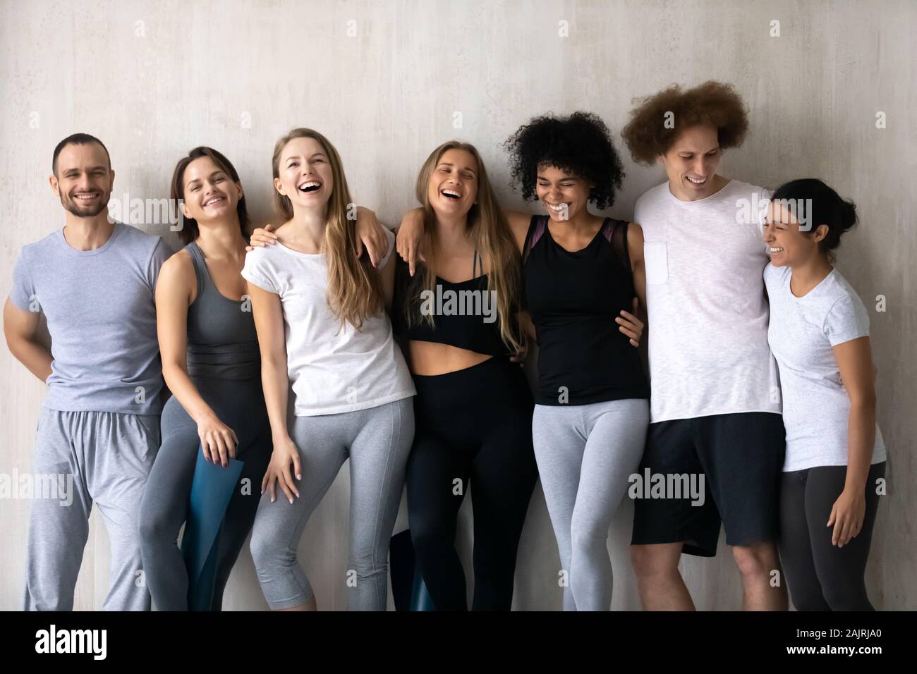 Heureux les gens s'amuser après le groupe de yoga Banque D'Images
