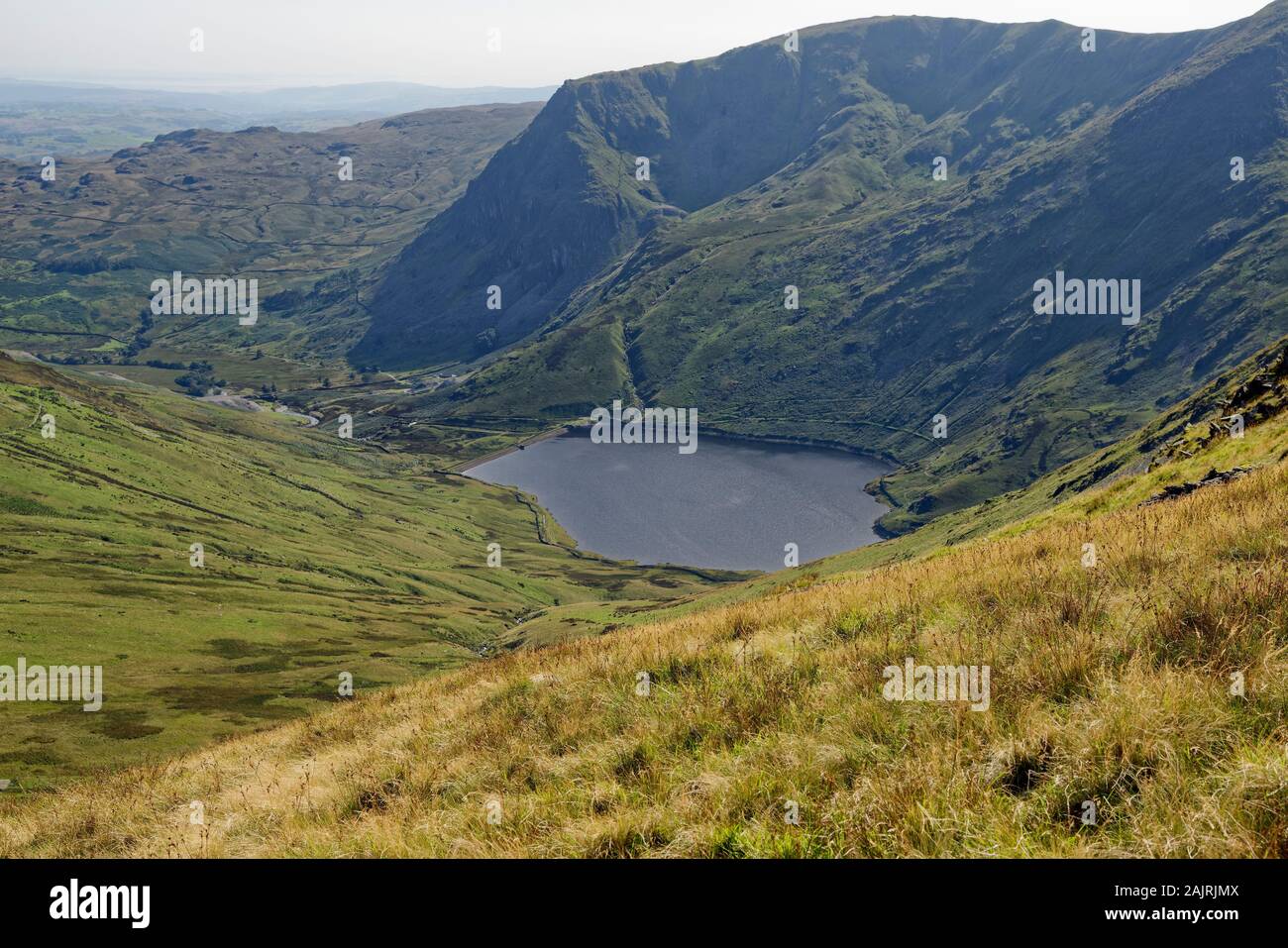 Réservoir vu de près de Kentmere Mauvais Rainsborrow Mardale Bell Crag et chape (706M) au-delà du Lake District, Cumbria Banque D'Images