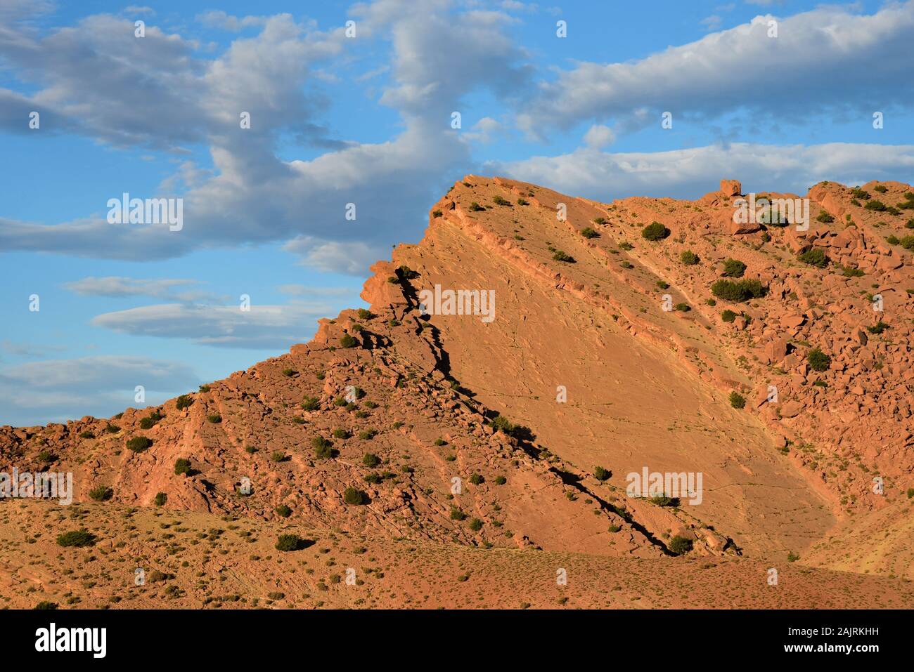 Le paysage montagneux brille au soleil marocain tôt le matin, près du village de Tighza, des montagnes du Haut Atlas, du Maroc, d'Afrique du Nord. Banque D'Images