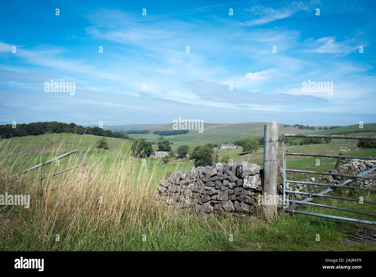Voir l'ensemble du Derbyshire Peak District montrant l'entrée de la ferme aux champs par la porte sur les collines - 2018 Banque D'Images