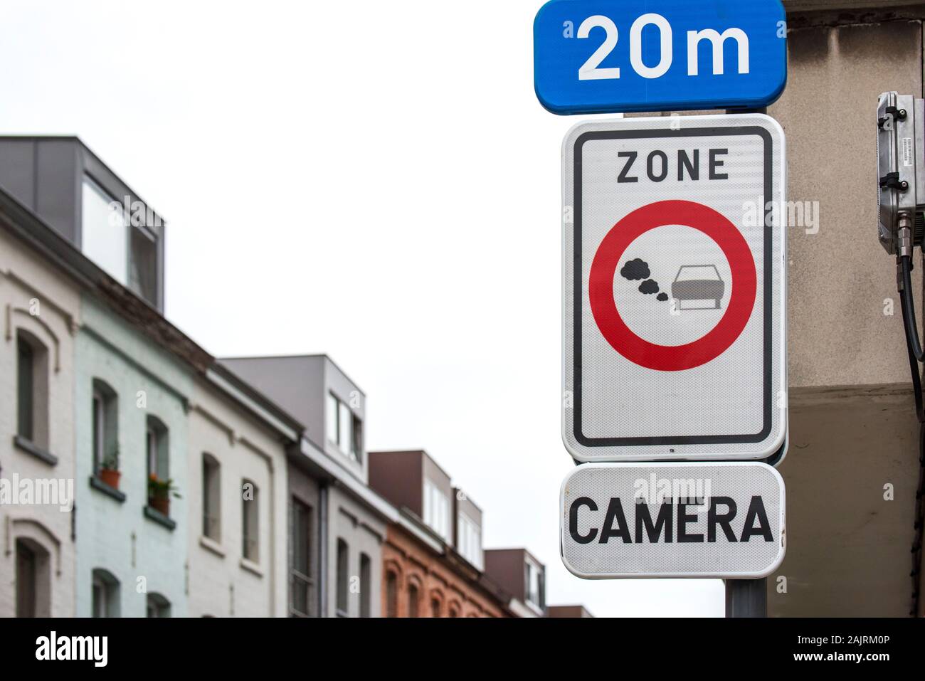 Panneau d'avertissement pour l'ouverture de zones à faible émissions / LEZ à l'entrée de la rue menant au centre-ville de Gand, Flandre orientale, Belgique Banque D'Images