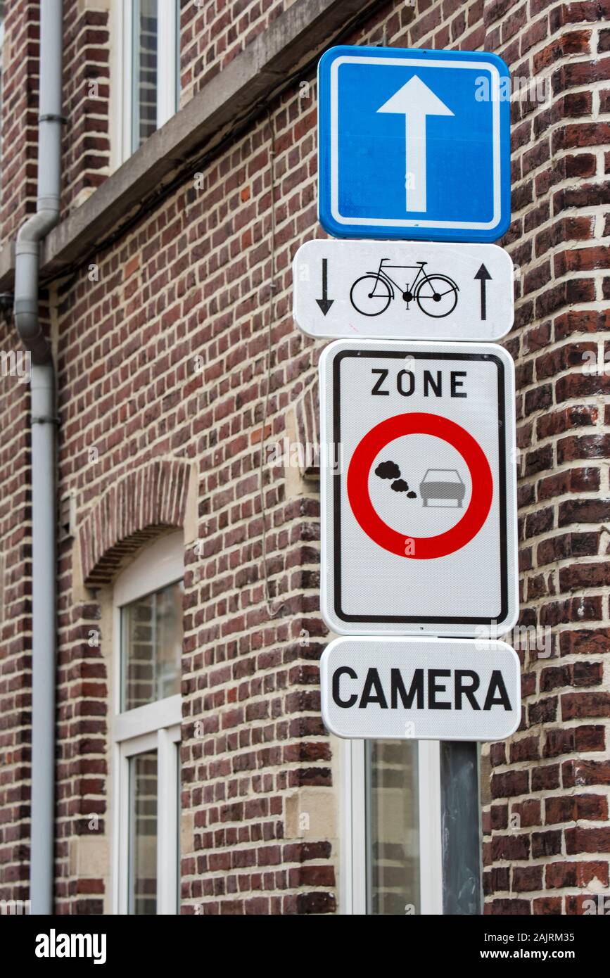 Panneau d'avertissement pour l'ouverture de zones à faible émissions / LEZ à l'entrée de la rue menant au centre-ville de Gand, Flandre orientale, Belgique Banque D'Images