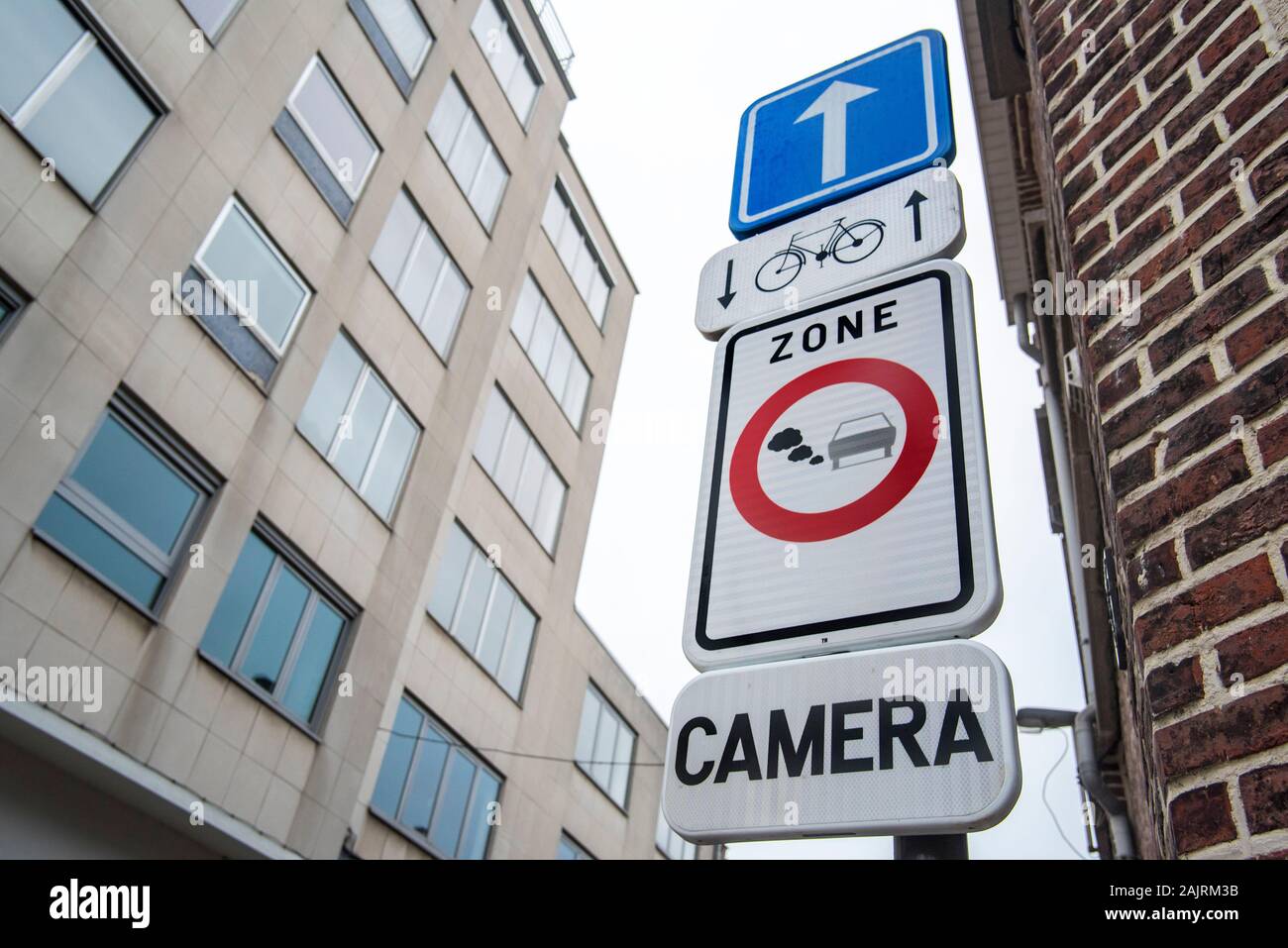 Panneau d'avertissement pour l'ouverture de zones à faible émissions / LEZ à l'entrée de la rue menant au centre-ville de Gand, Flandre orientale, Belgique Banque D'Images