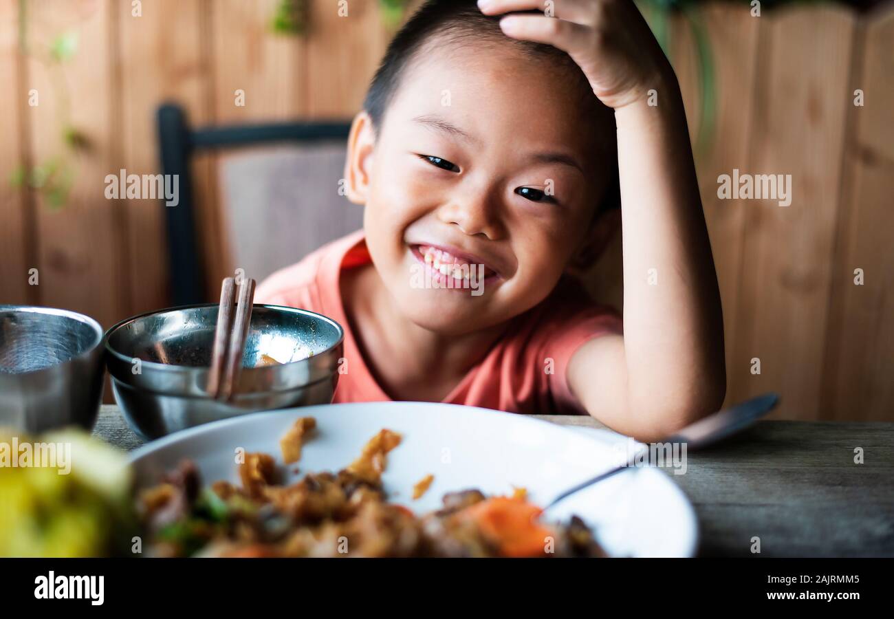 Cute Asian enfant déjeunant au restaurant Banque D'Images