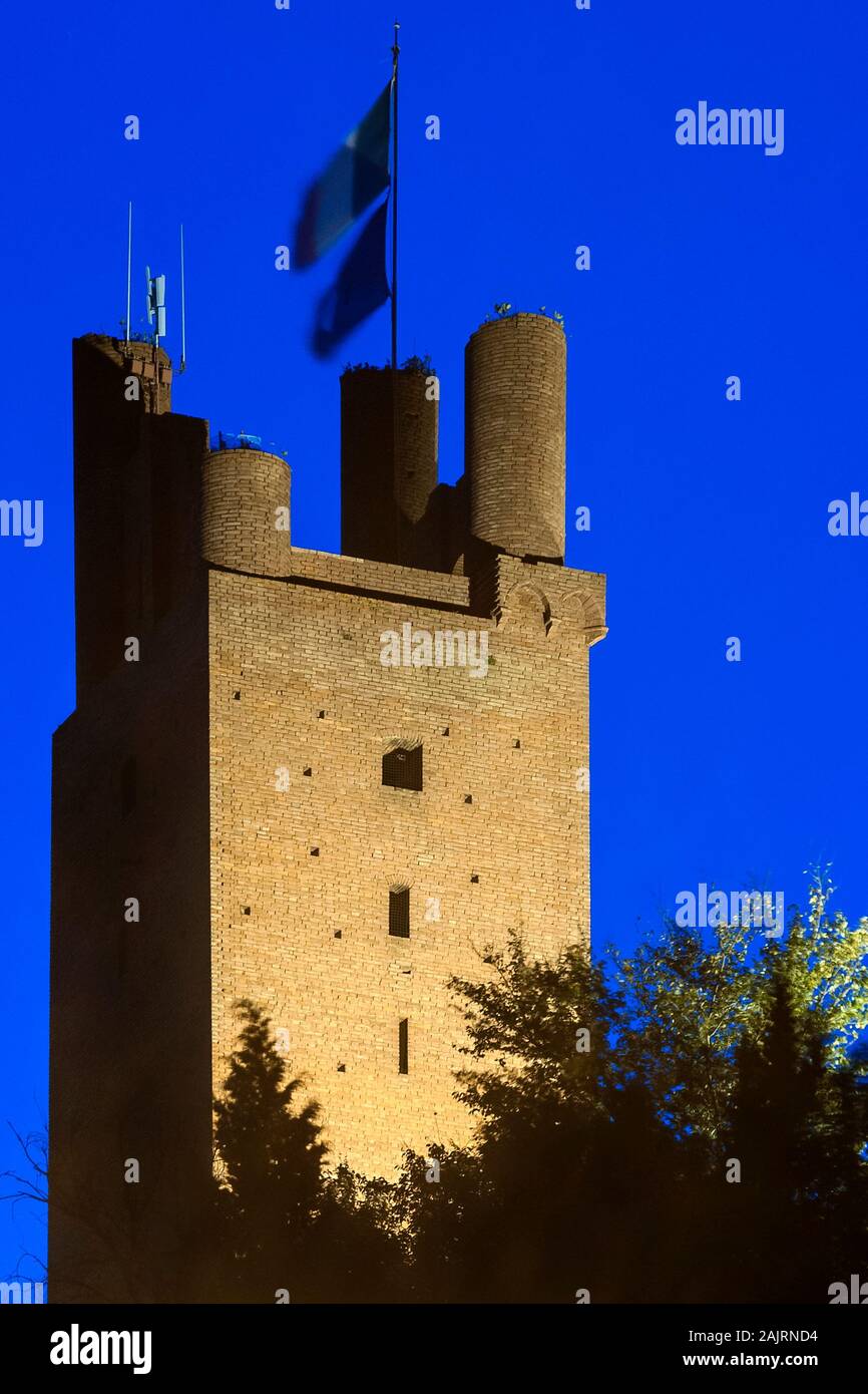 La Rocca de Federico II à San Miniato, Pise, Toscane, Italie, à la lumière de l'heure bleue après le coucher du soleil Banque D'Images
