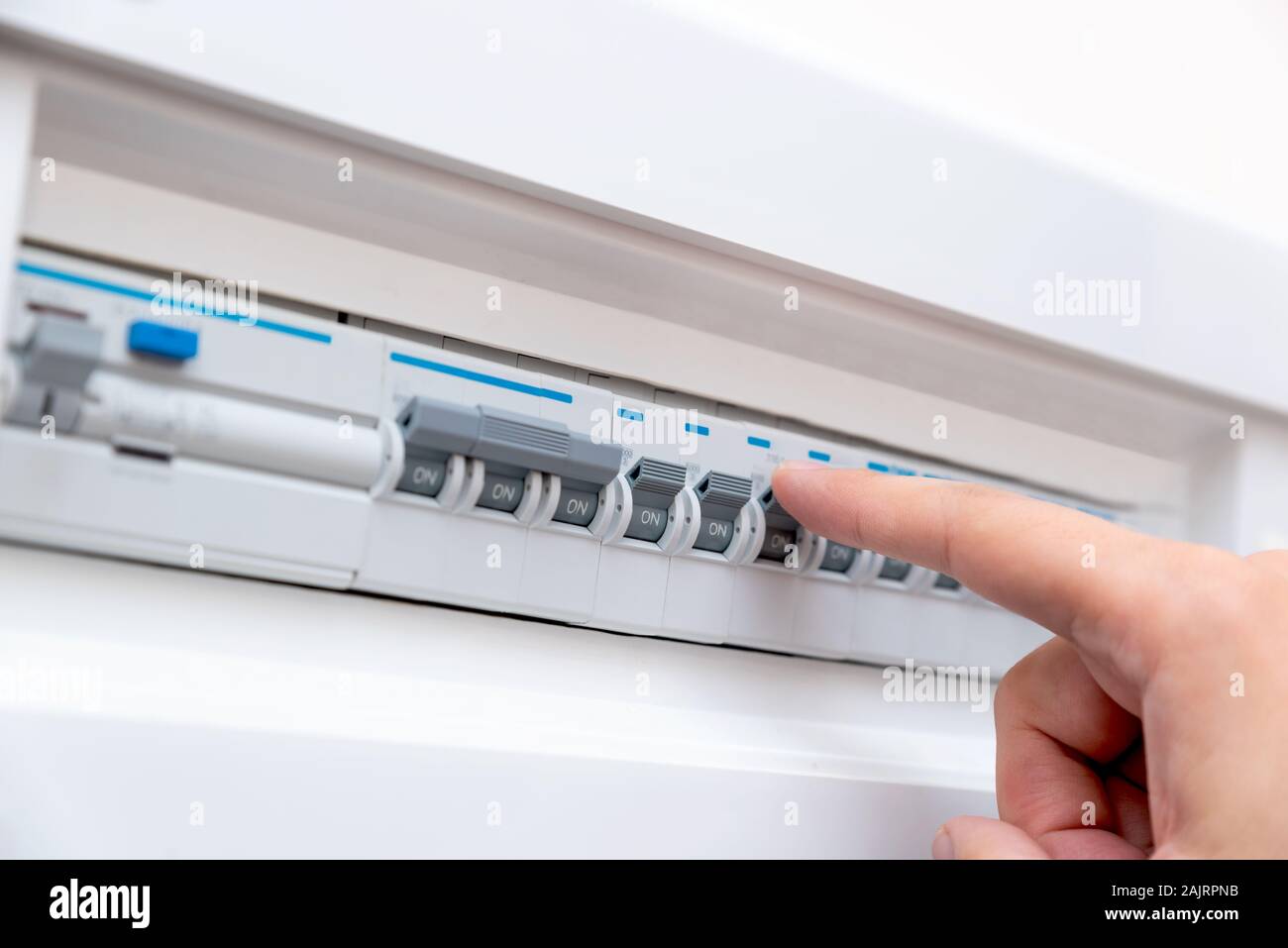 L'homme désactive les fusibles actuelle. La protection des appareils électriques Banque D'Images