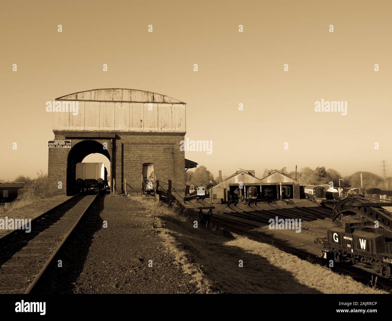 Noir et blanc, Paysage, l'étape du charbon pour alimenter les trains avec de l'eau et Cole, Didcot Railway Centre, Didcot, Oxfordshire, England, UK, FR. Banque D'Images
