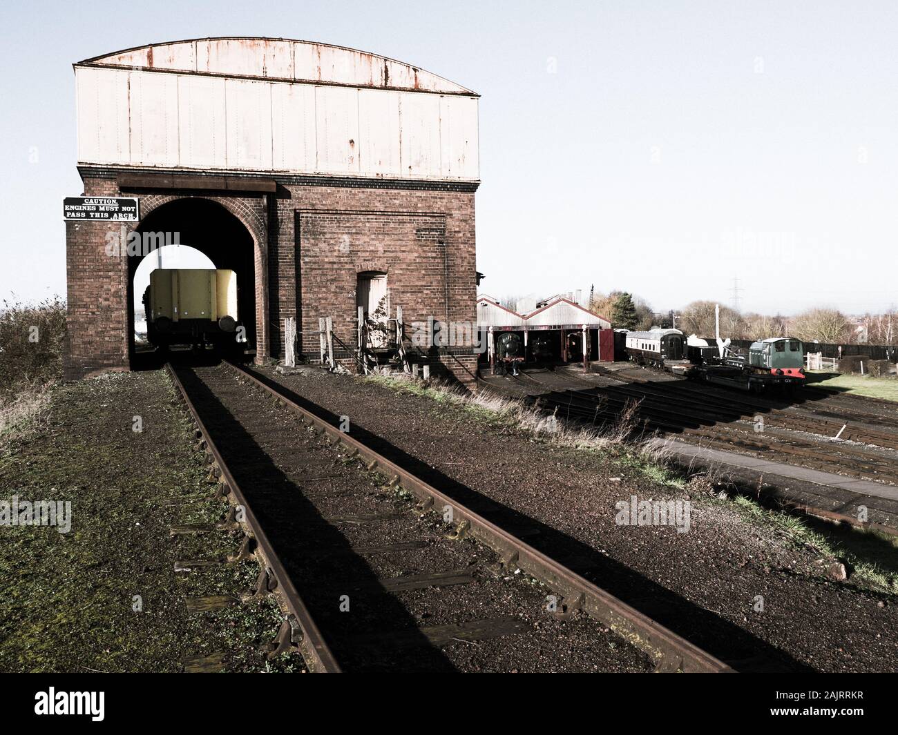 Noir et blanc, Paysage, l'étape du charbon pour alimenter les trains avec de l'eau et Cole, Didcot Railway Centre, Didcot, Oxfordshire, England, UK, FR. Banque D'Images