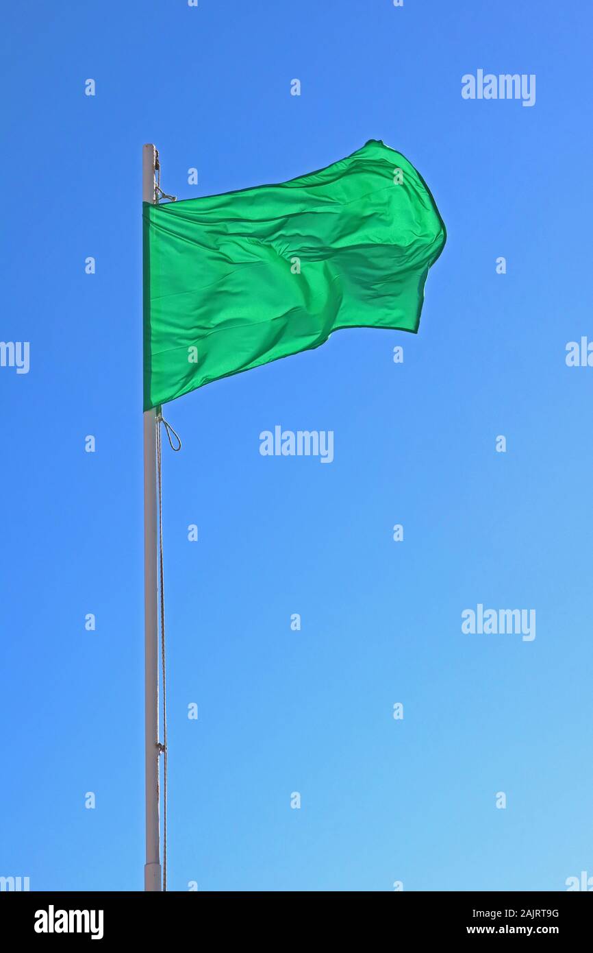 Drapeau vert, vert pour aller, beach flag, sûr pour la baignade - risque faible, des conditions calmes Banque D'Images