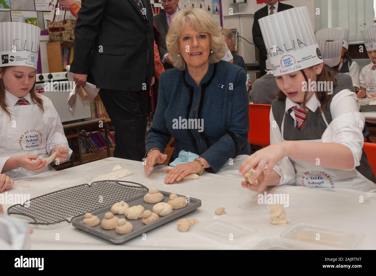 Le Prince de Galles et la duchesse de Cornouailles lors du lancement de "chefs d'adopter un programme de l'école' à St George's l'école primaire de Mayfair. Banque D'Images