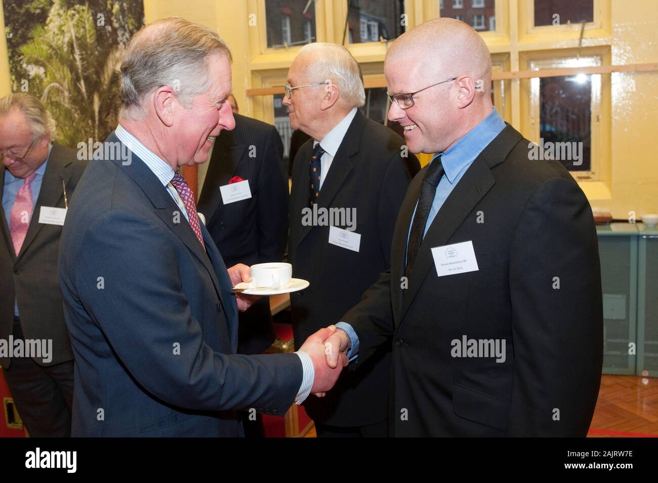 Le Prince de Galles et la duchesse de Cornouailles lors du lancement de "chefs d'adopter un programme de l'école' à St George's l'école primaire de Mayfair. Banque D'Images