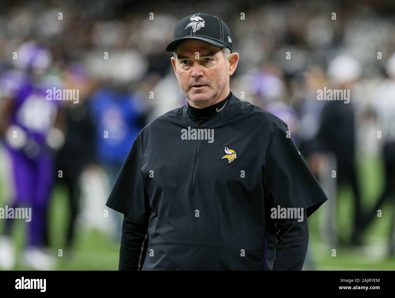 New Orleans, LA, USA. 5Th Jan, 2020. L'entraîneur-chef des Vikings du Minnesota Mike Zimmer promenades l'écart pendant l'échauffement avant de NFL Wild Card série éliminatoire entre les New Orleans Saints et les Minnesota Vikings à la Mercedes Benz Superdome de New Orleans, LA. Jonathan Mailhes/CSM/Alamy Live News Banque D'Images