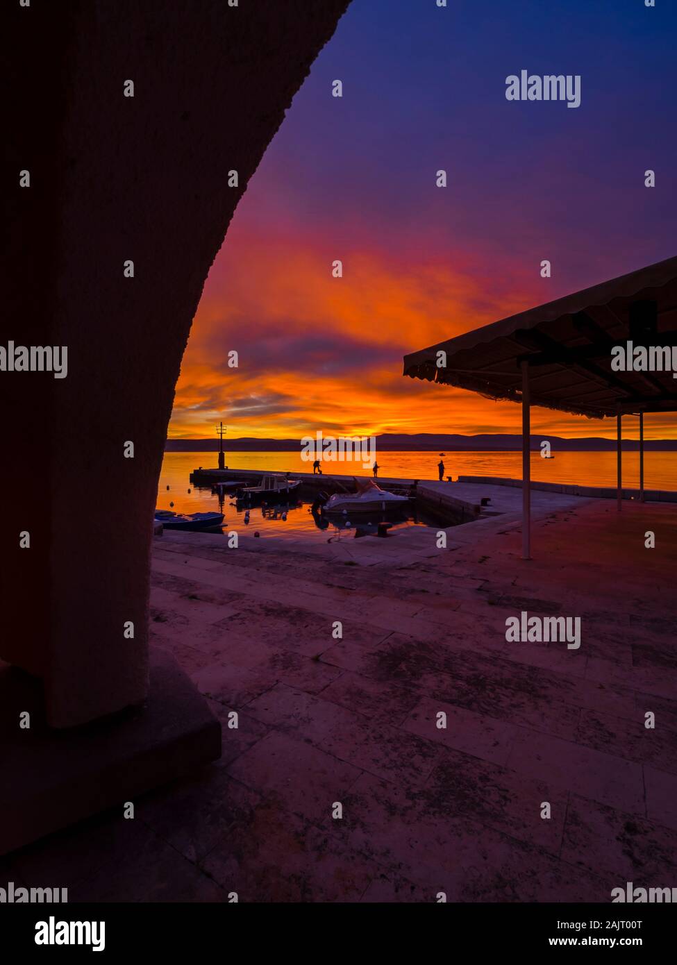 De pêcheurs avant le coucher du soleil dans un paysage paisible petit port de Porec en Croatie Banque D'Images