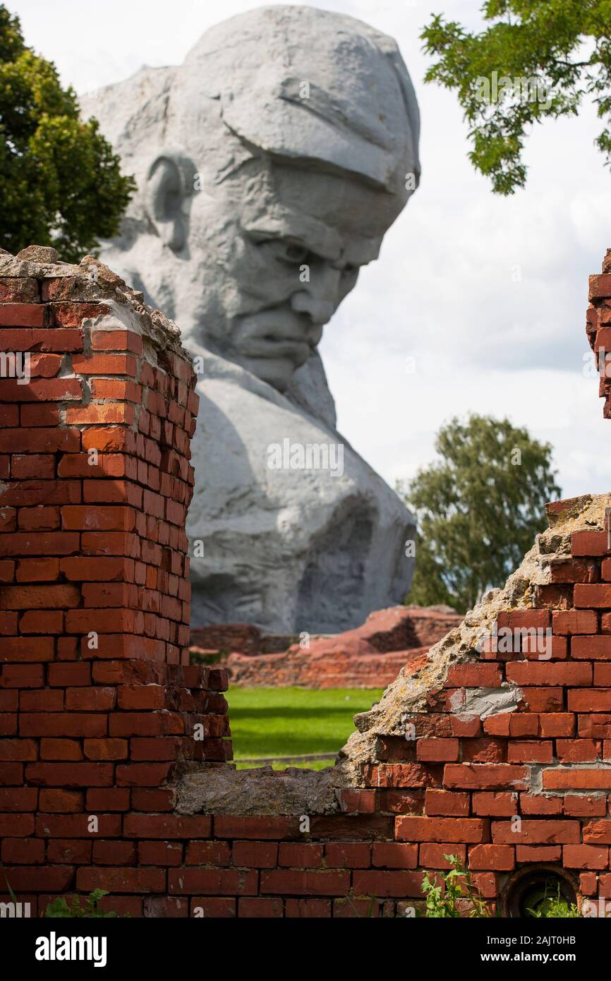 La statue épique 'courage' qui célèbre la défense de la forteresse et est 33,5 mètres de haut domine le complexe de Brest en Biélorussie Banque D'Images