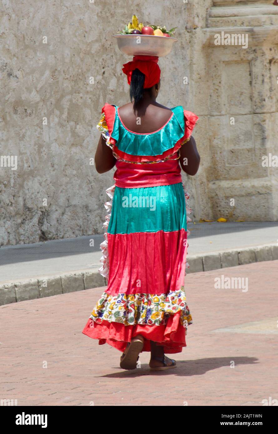 Vendeur de fruits avec costume traditionnel. Palenquera à Carthagène, Colombie Banque D'Images