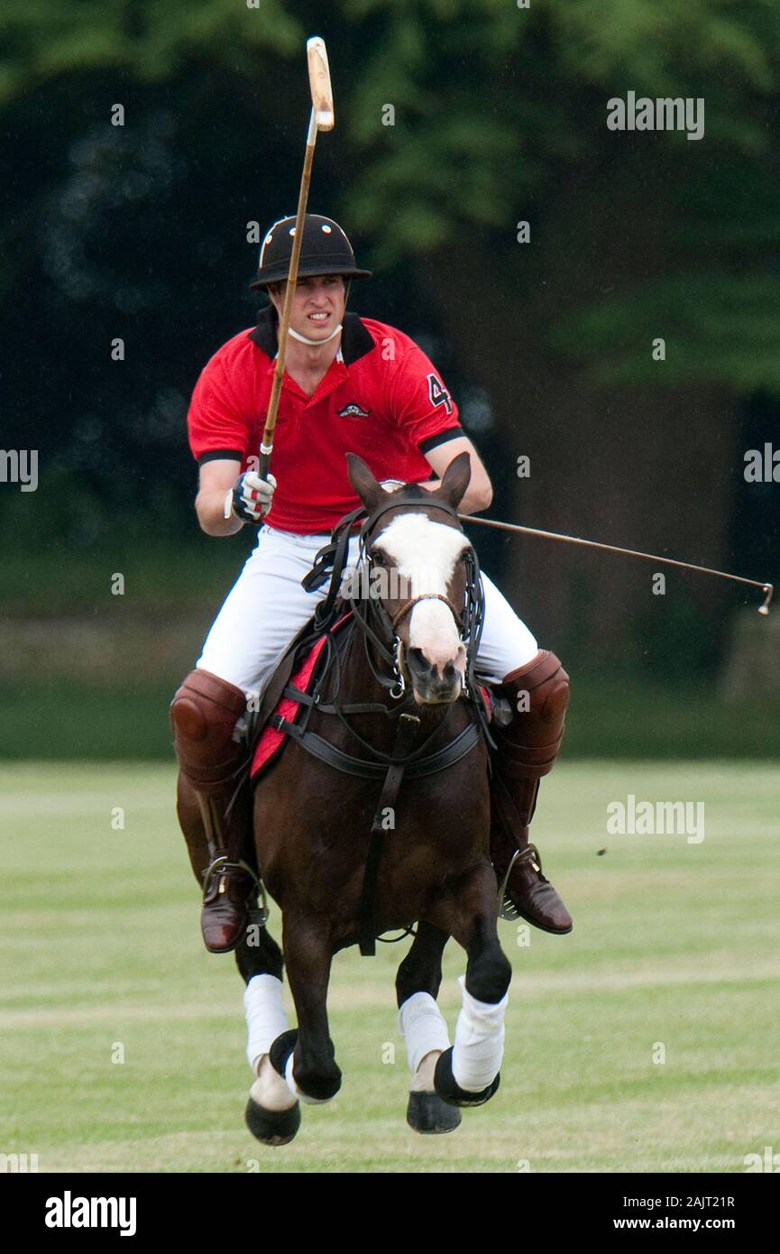 Le prince William jouer au polo à Cirencester. Juin 2010 Photo Stock - Alamy