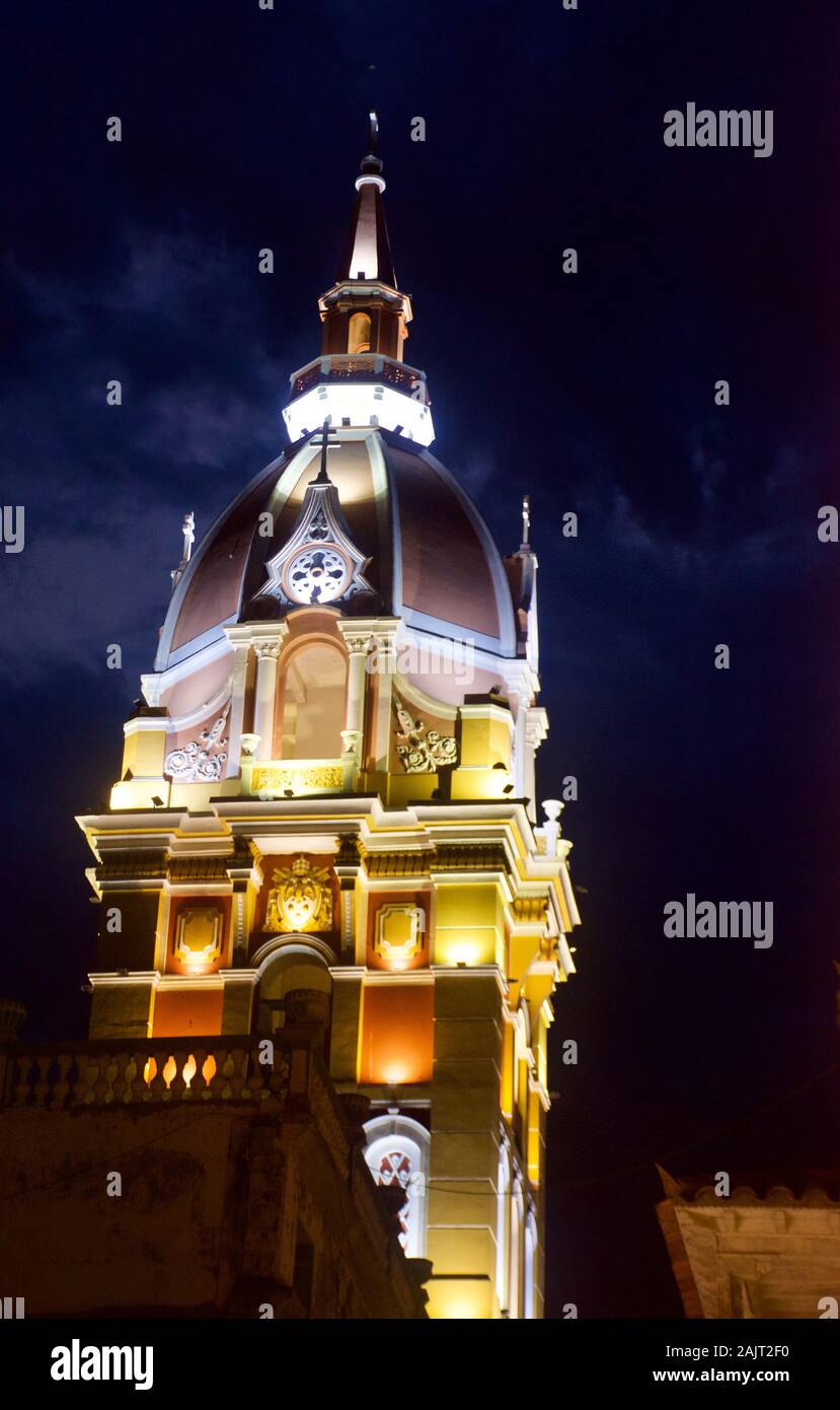 La tour de la cathédrale de Carthagène Carthagène éclairées dans das Indias, Colombie. Banque D'Images