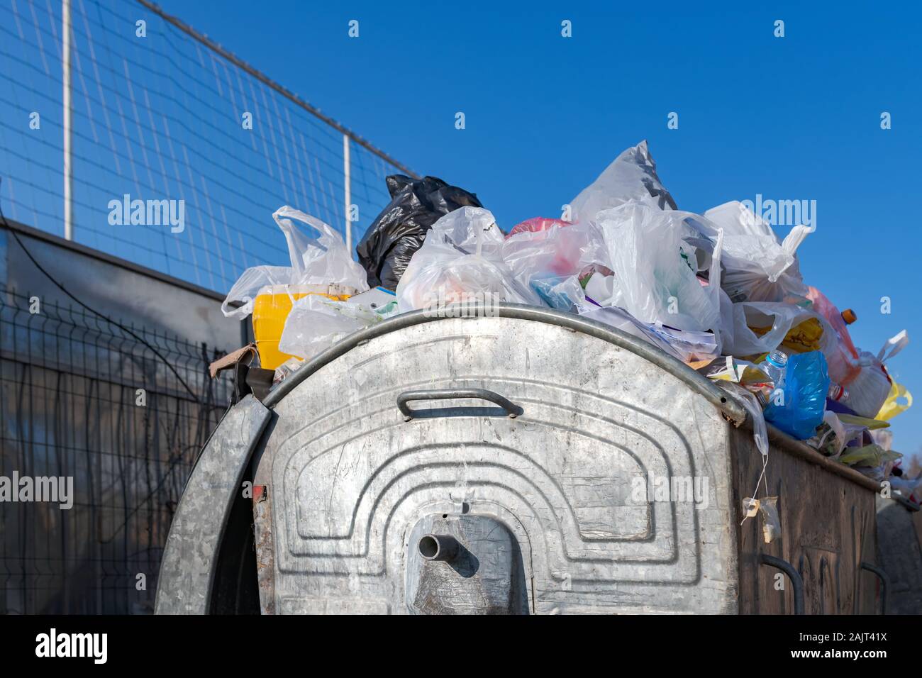 Conteneurs à déchets surchargés on city street Banque D'Images