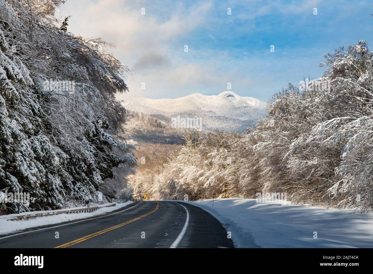 Une vue sur la montagne enneigée près de Indian Lake dans les montagnes Adirondack, NY USA sur une claire journée d'hiver après une récente tempête de neige. Banque D'Images