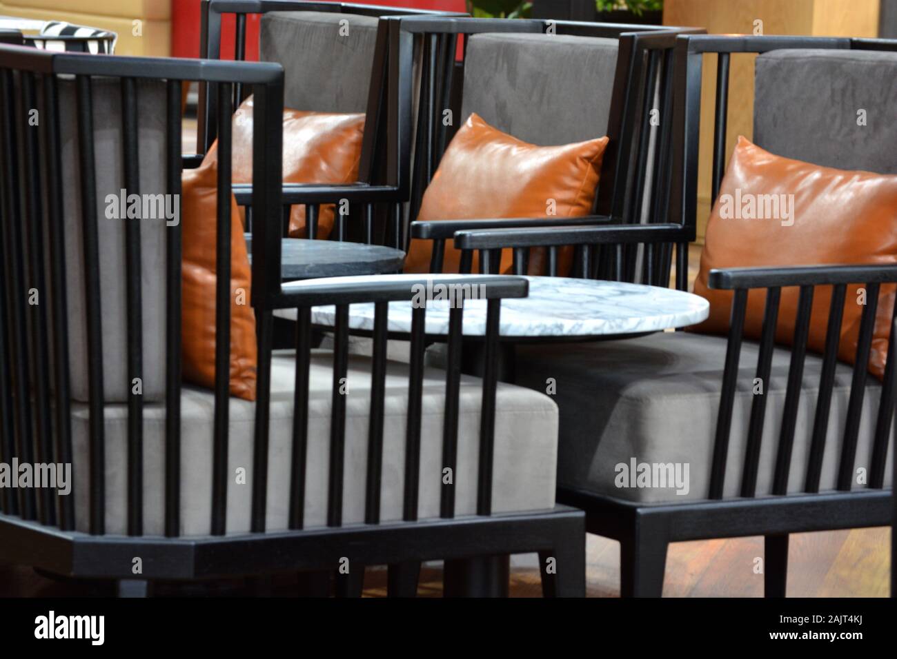 Aéroport d'Istanbul / Turquie - 19 novembre 2019 les boutiques de créateurs et les Fast-food utilisent des enseignes lumineuses au néon et des écrans LED pour tenter les voyageurs Banque D'Images