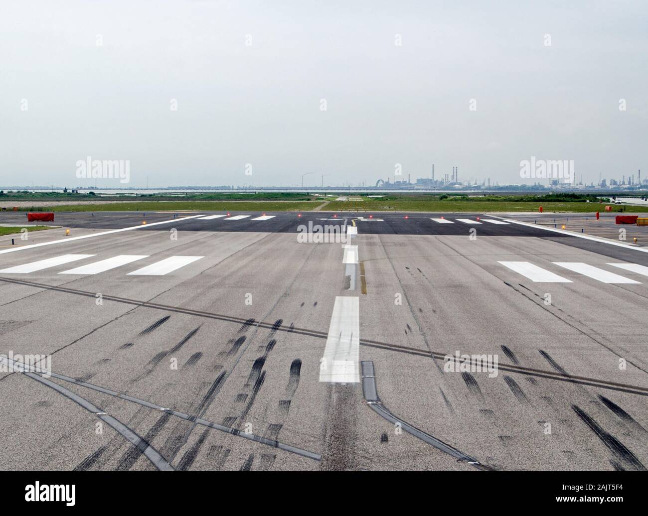 Fin de la piste, avec des marques de dérapage de l'atterrissage à l'aéroport Marco Polo, Venise, Italie. Banque D'Images