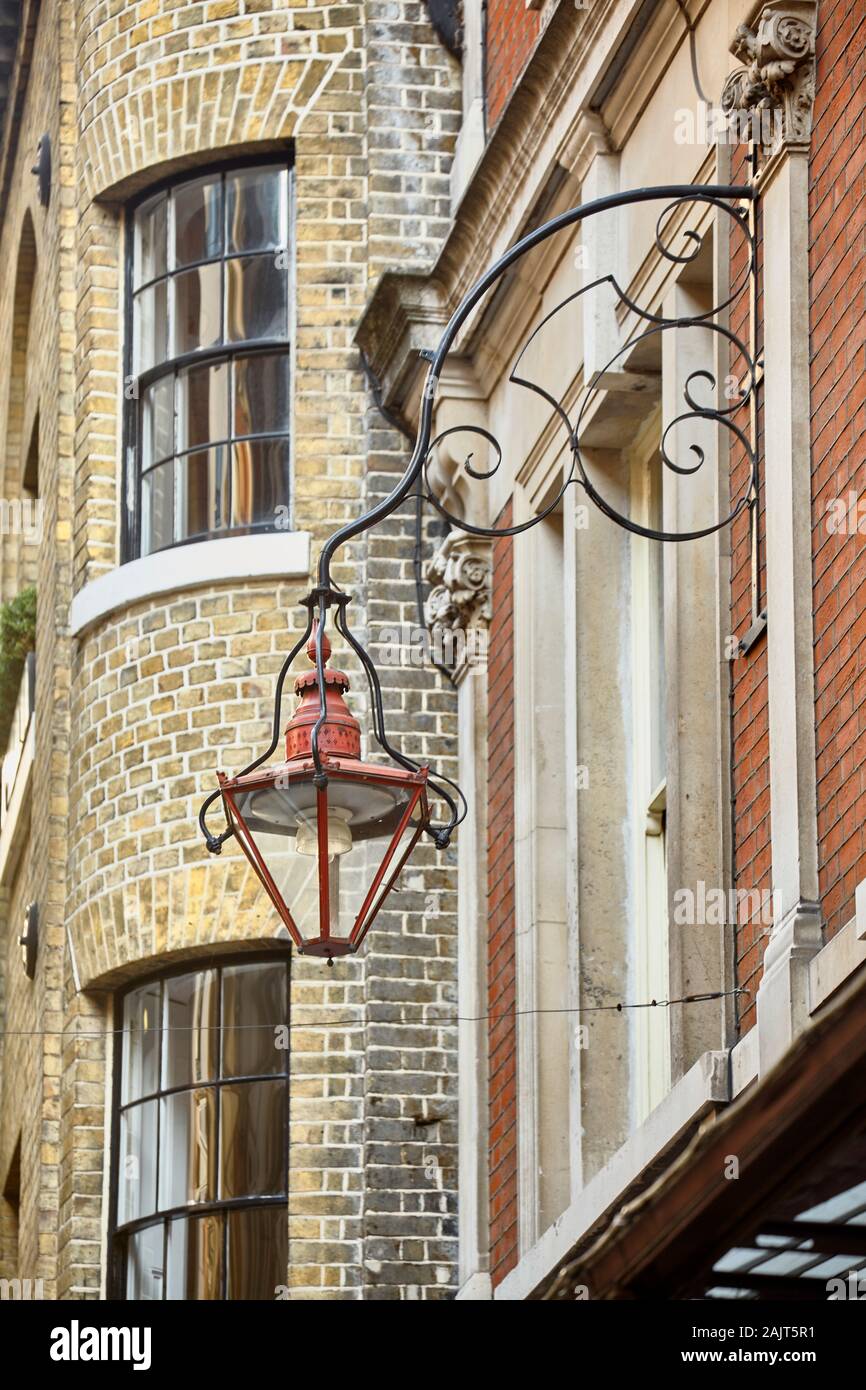 Éclairage traditionnel dans Lime Street passage, Londres Banque D'Images