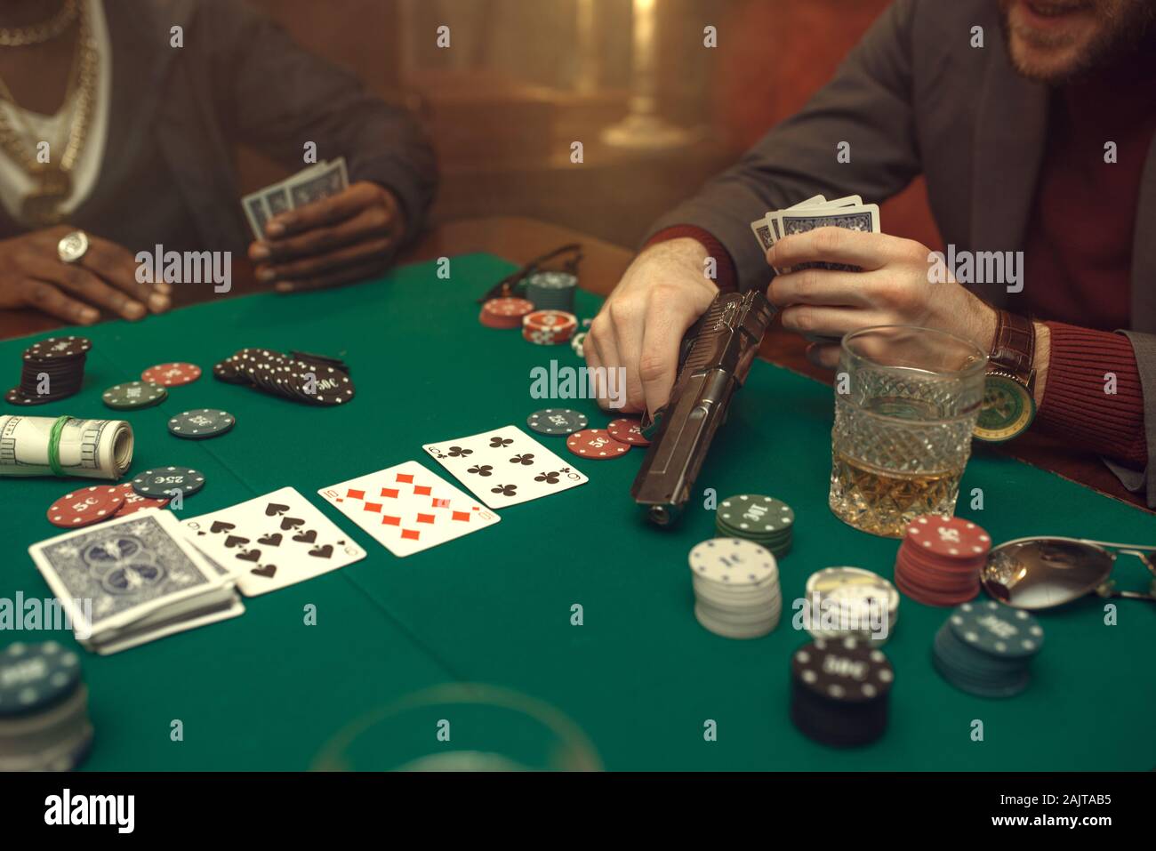 Poker player avec gun joue dans le casino, de risque Banque D'Images