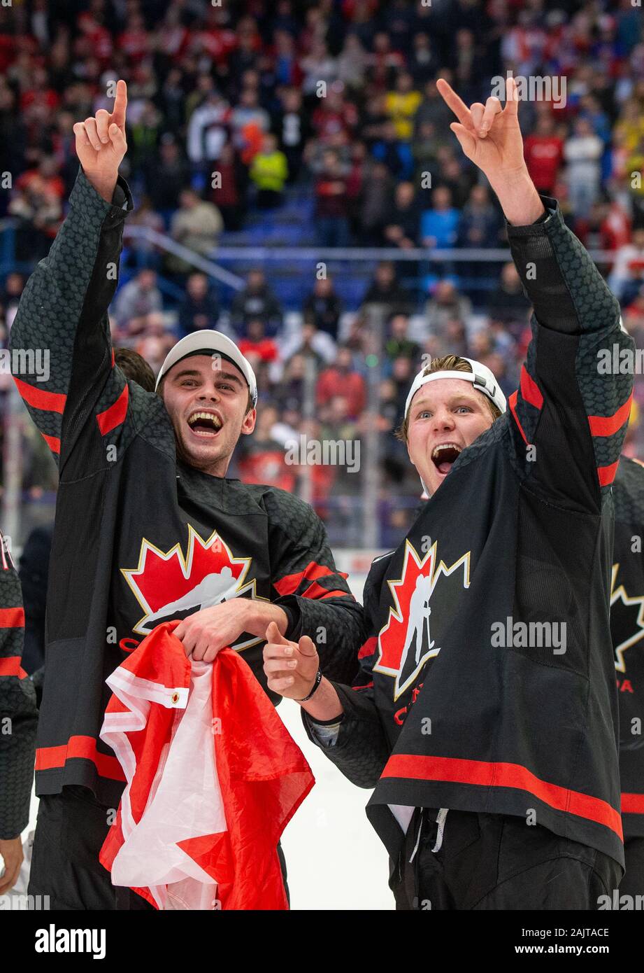 Ostrava, République tchèque. 05Th Jan, 2020. Liam Foudy, gauche, et Ty Dellandrea du Canada célèbrent après avoir remporté le championnat mondial junior 2020 Championnat du Monde de Hockey sur glace jeu final entre la Russie et le Canada, à Ostrava, en République tchèque, le 5 janvier 2020. Crédit : Vladimir/Prycek CTK Photo/Alamy Live News Banque D'Images