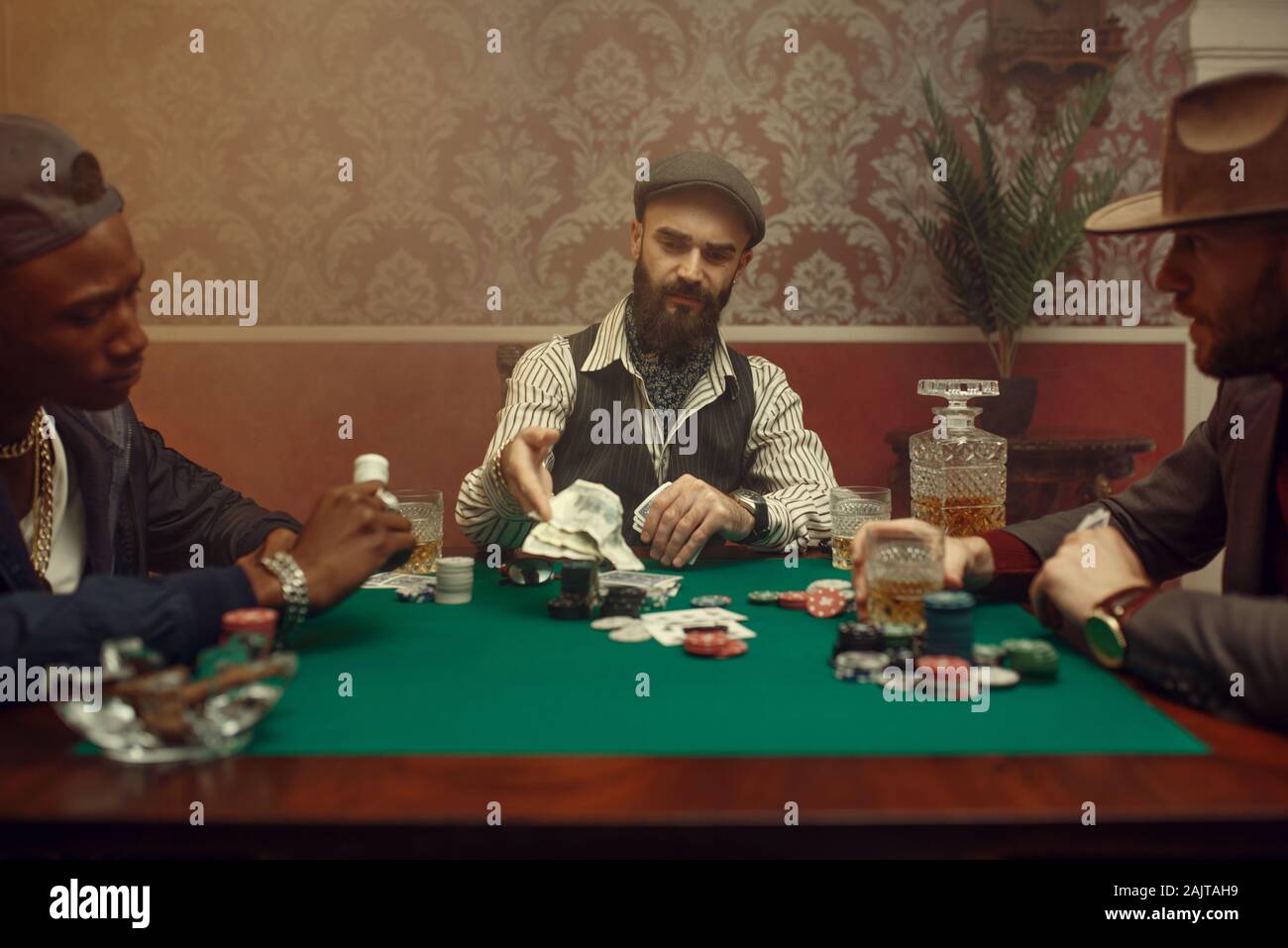 Poker joueur fait le pari, casino Banque D'Images