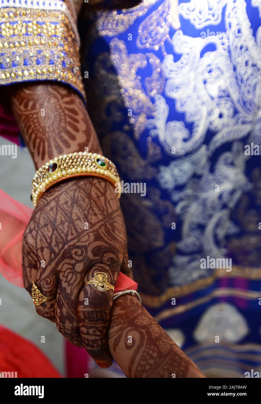 La main d'une femme a teints dans les modèles traditionnels de Henna. Banque D'Images