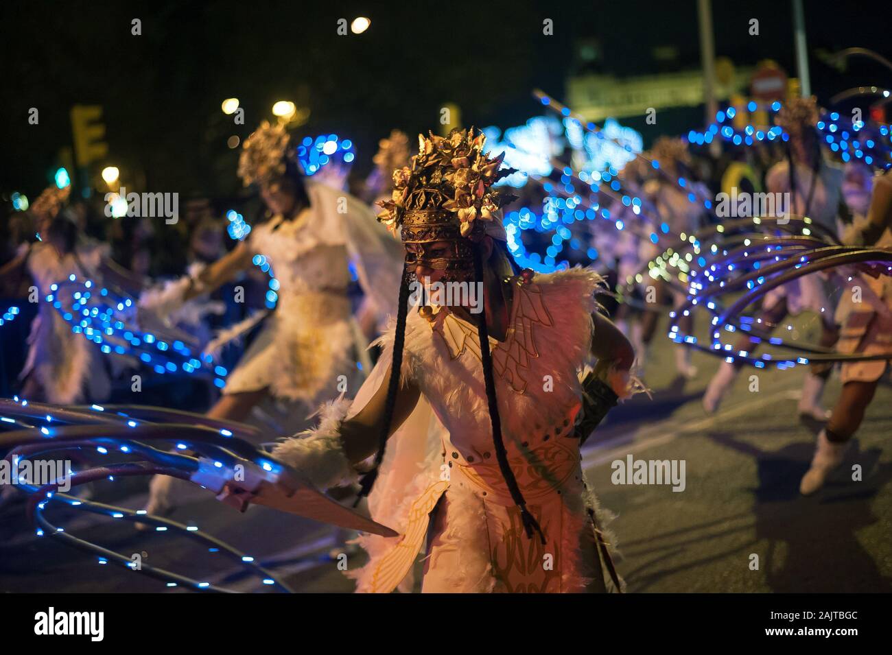 Femmes en tenue de fantaisie effectuer dans la rue pendant le défilé des Trois Sages, dans le cadre de la célébration de l'épiphanie. Banque D'Images